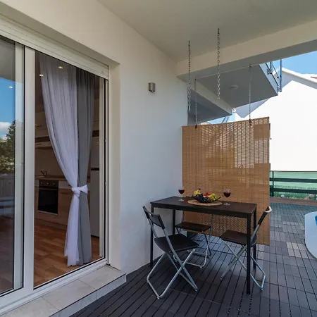 アパート Lotus トロギール