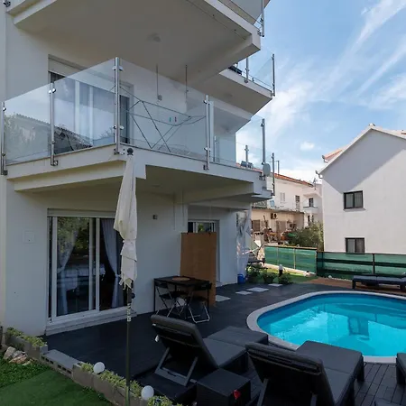 アパート Lotus トロギール