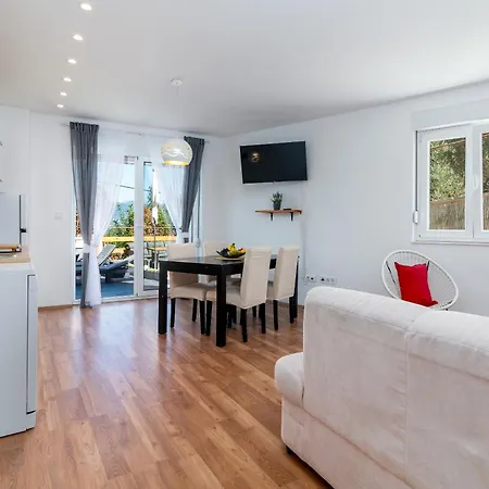 Lotus アパート *