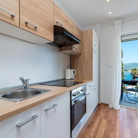 Lotus アパート トロギール