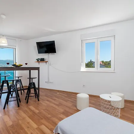 Lotus アパート トロギール