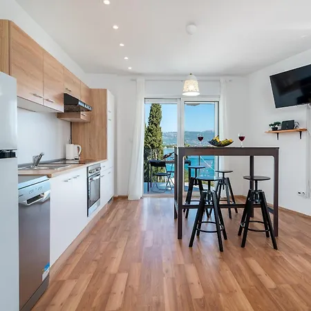 Lotus アパート *