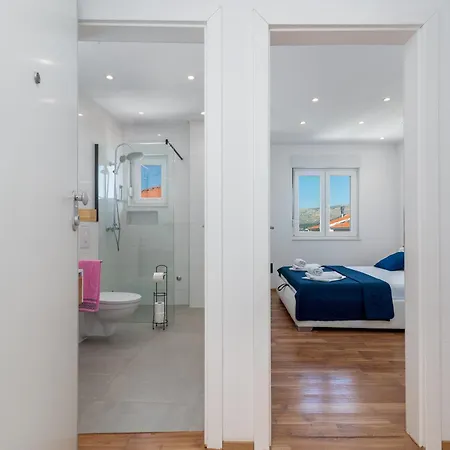 Lotus アパート トロギール