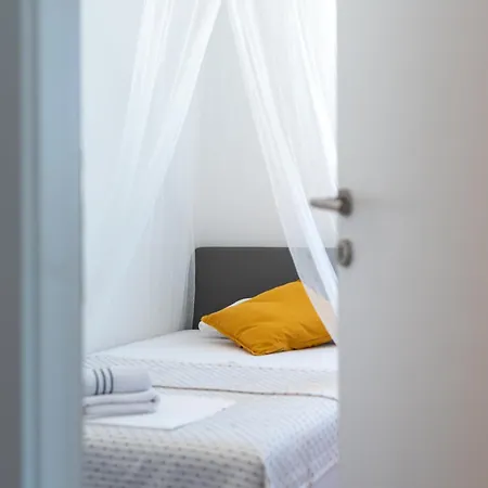 アパート Lotus トロギール